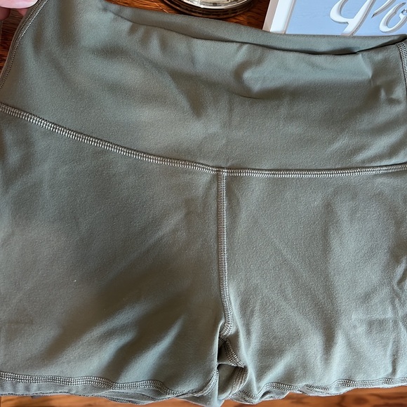 Lululemon - Picture 3 of 6